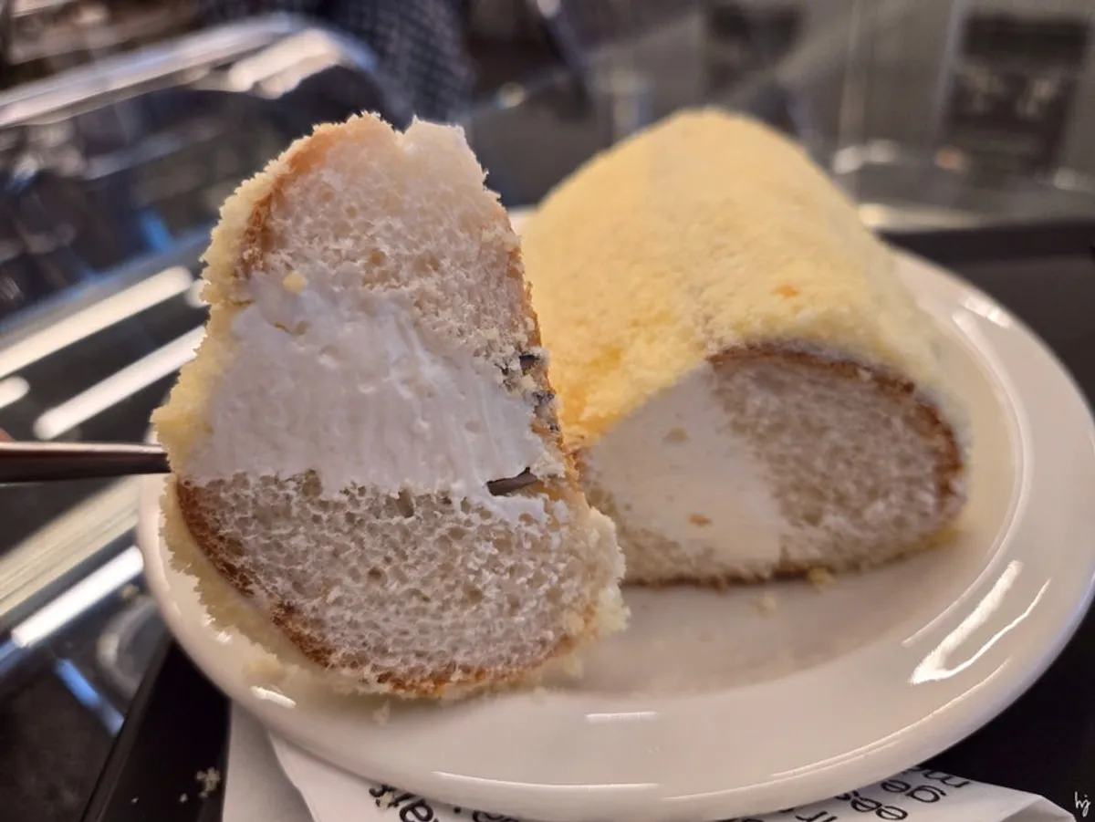 Cross-section of the cream castella cut with a knife