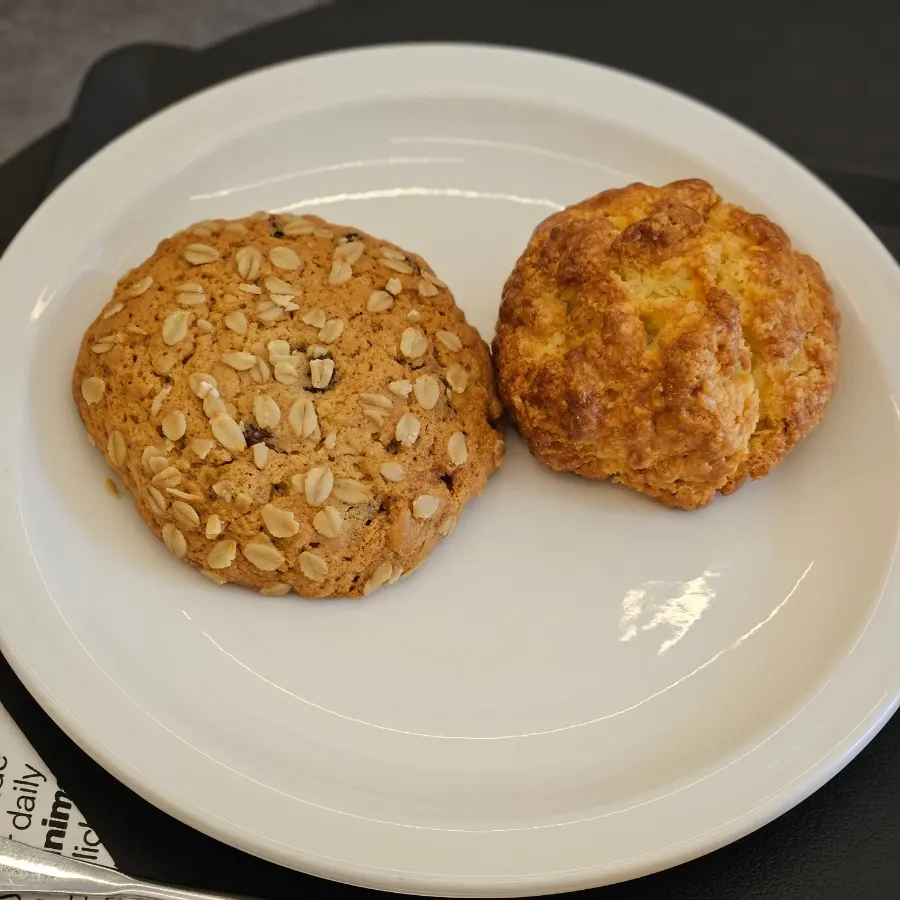Plain scone and oatmeal raisin cookie set