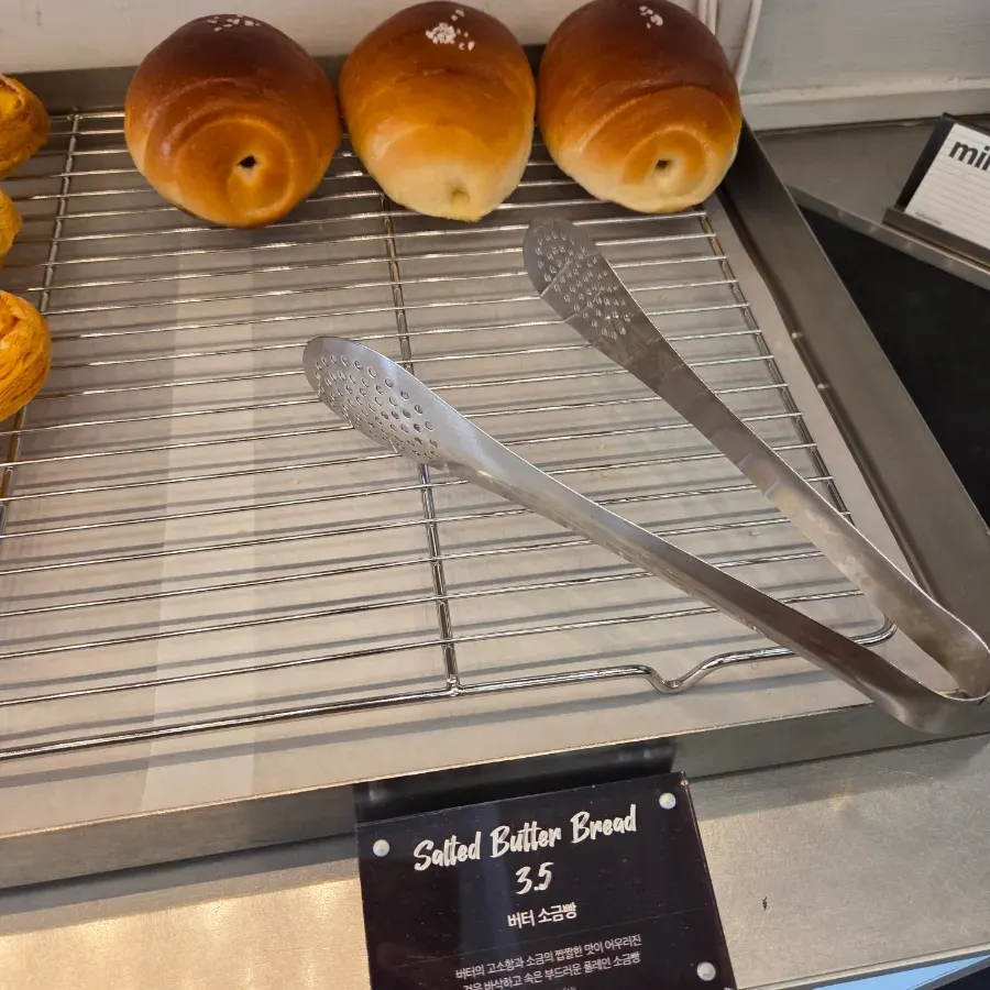 버터 소금빵 진열 모습