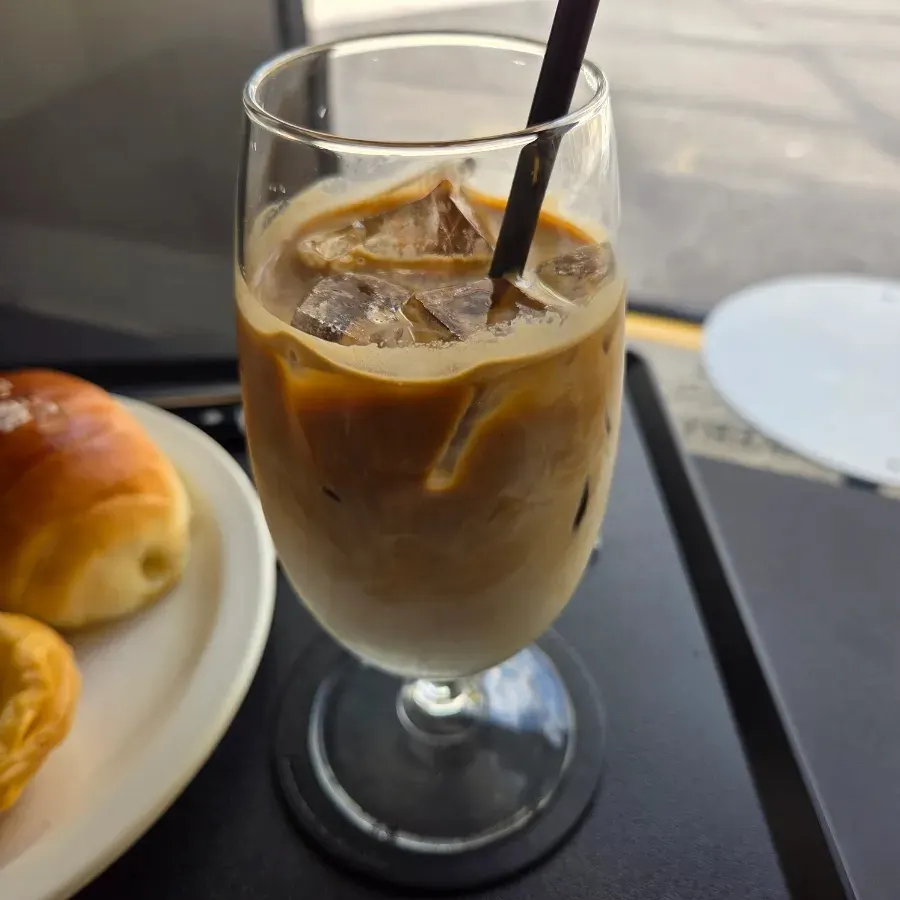 아이스 헬싱키 라떼 한 잔