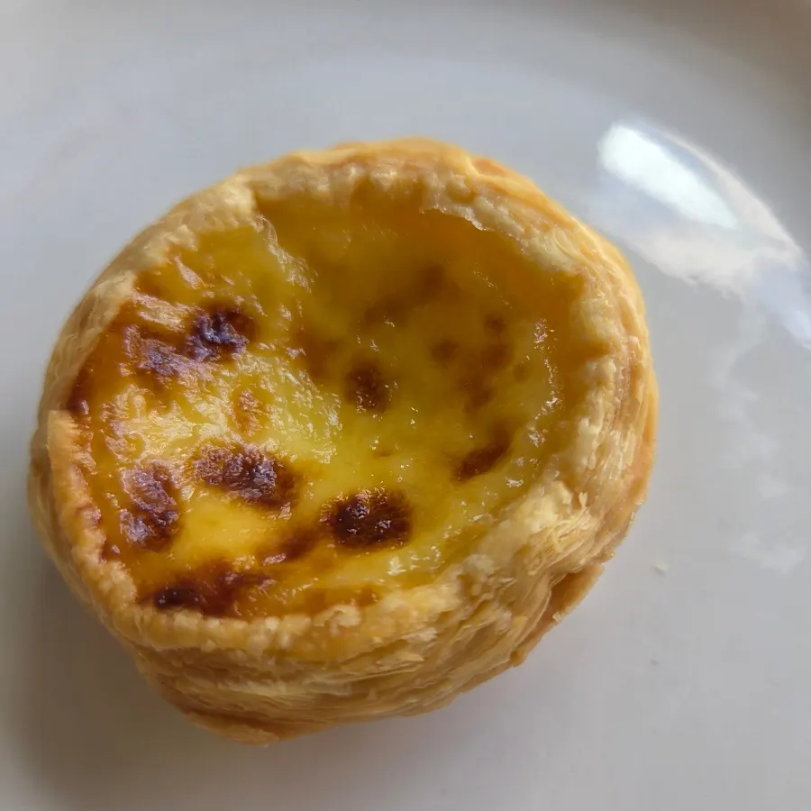 소금빵과 함께 놓인 디저트 접시