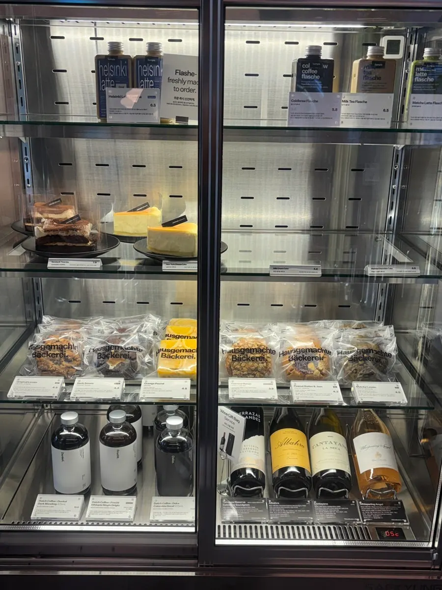 Café dessert showcase