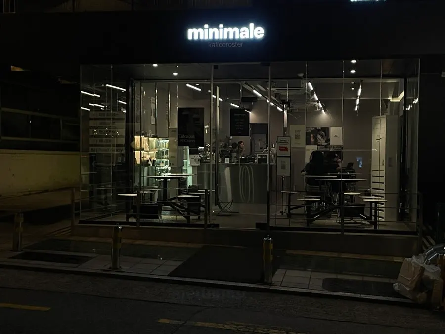 미니멀하게 디자인된 카페 간판과 통창 유리