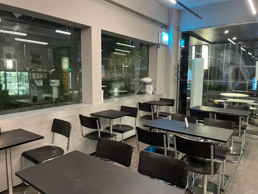 완전히 오픈된 주방과 바 공간