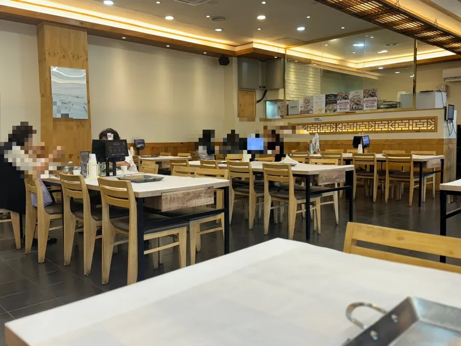Dining hall at Min Cook Apbadang with widely spaced tables