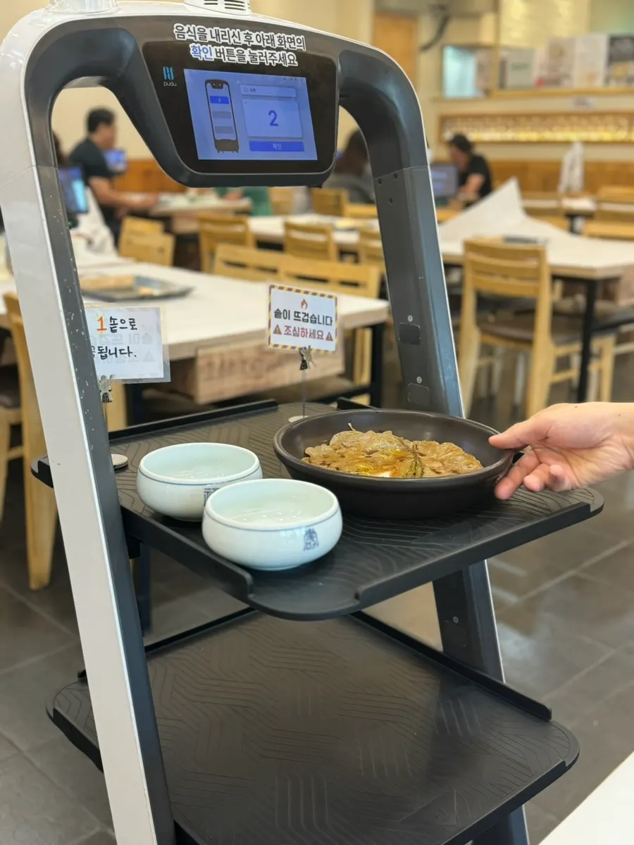 The serving robot moving through the restaurant