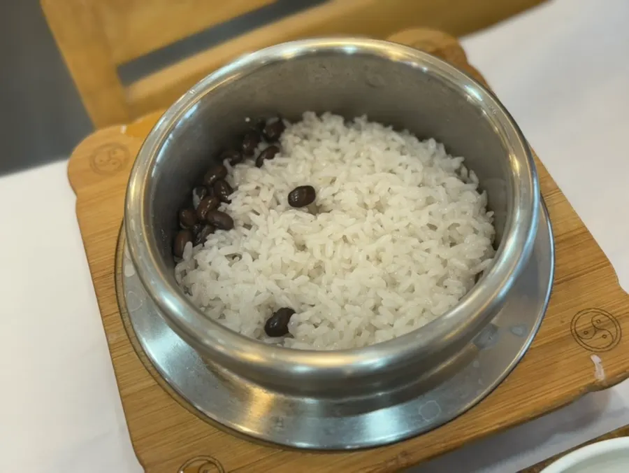 Freshly cooked sotbap served with the grilled fish spread