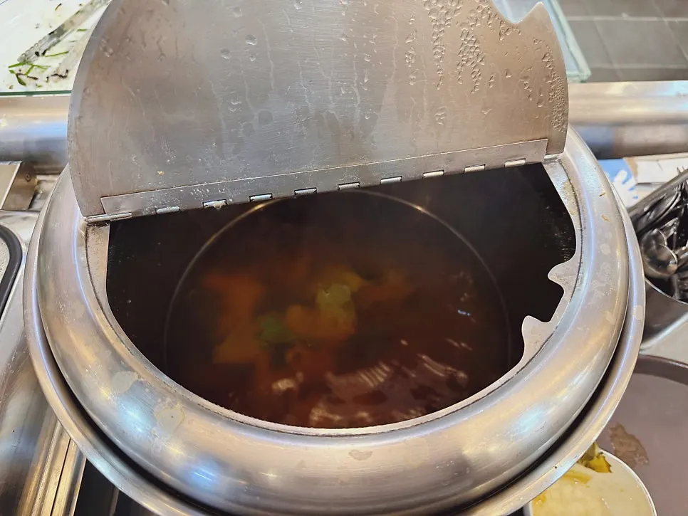 잡채와 나물 등 셀프바 한식 반찬