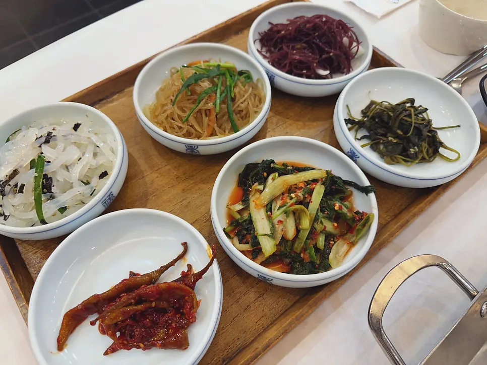 접시에 담아온 셀프바 반찬