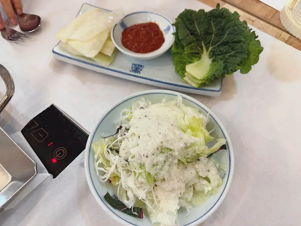 고추장아찌와 해초무침 등 기본 반찬 상차림