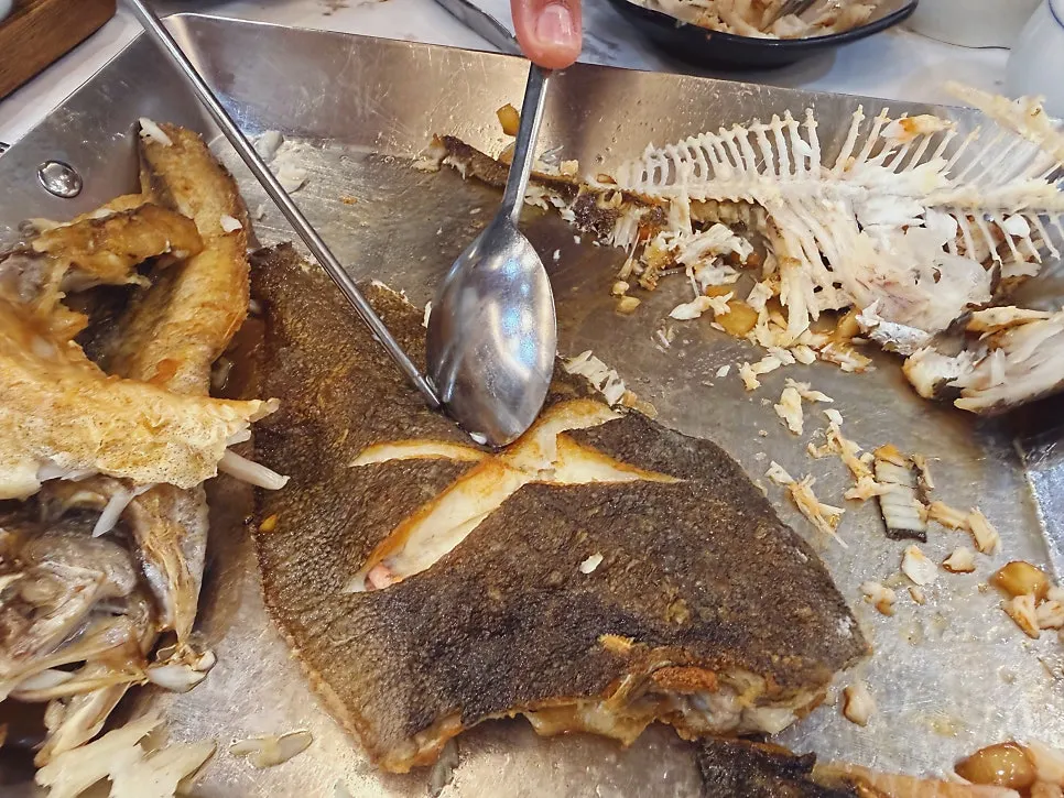 노릇하게 구워진 제철 생선구이 한 접시