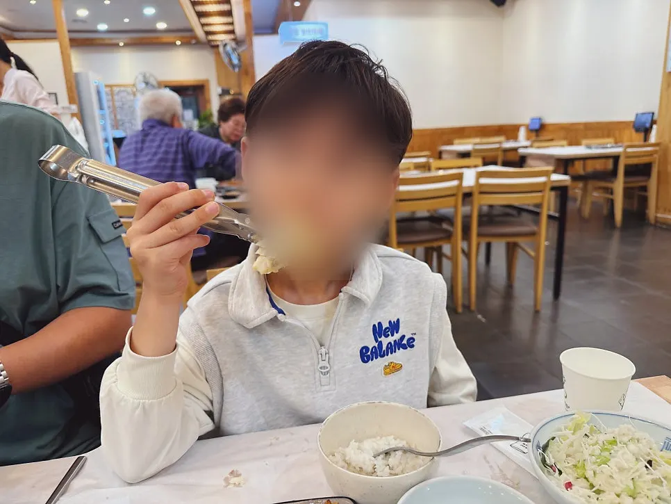 솥밥과 생선구이가 함께 놓인 저녁 상차림