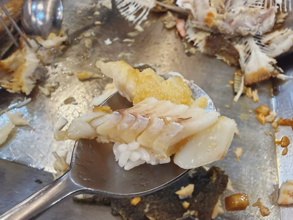 속살이 부드러운 대구뽈살 단면