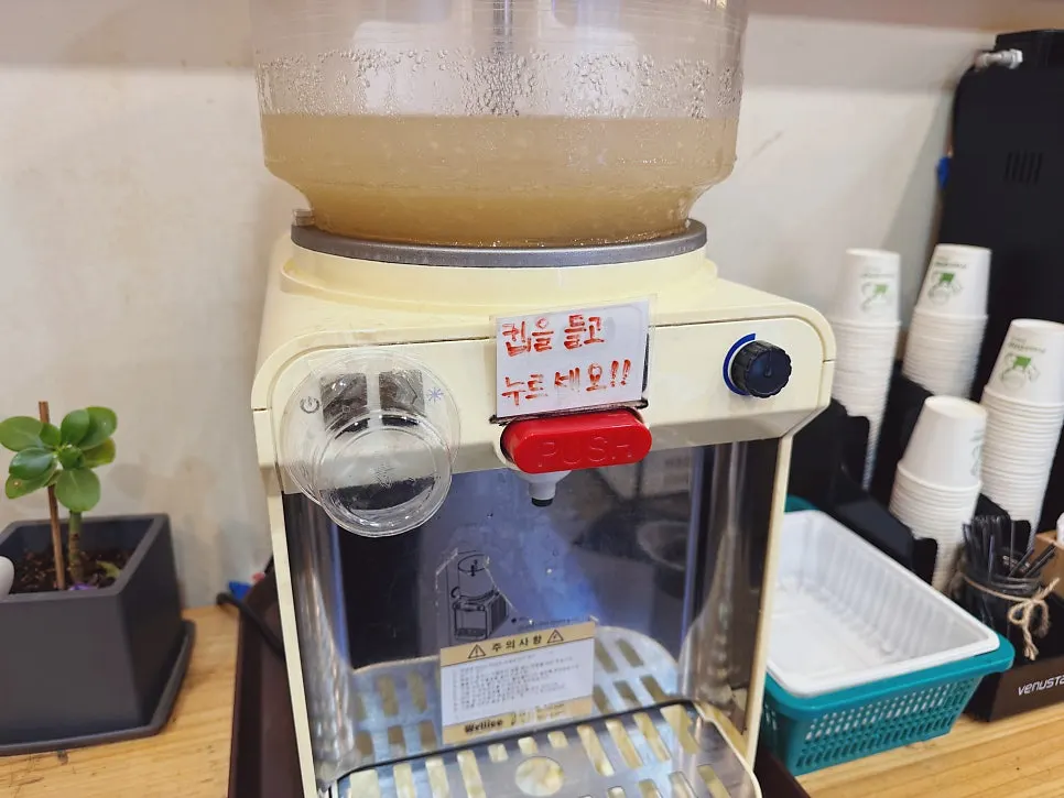 쌈 채소에 생선살과 갈치속젓을 올린 쌈