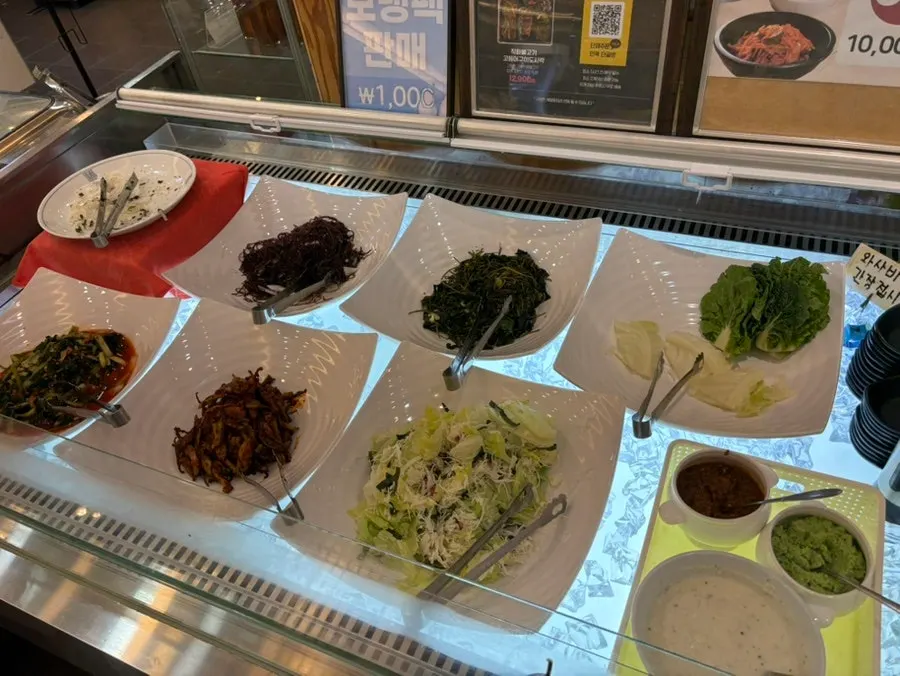 Neatly arranged side dish plates