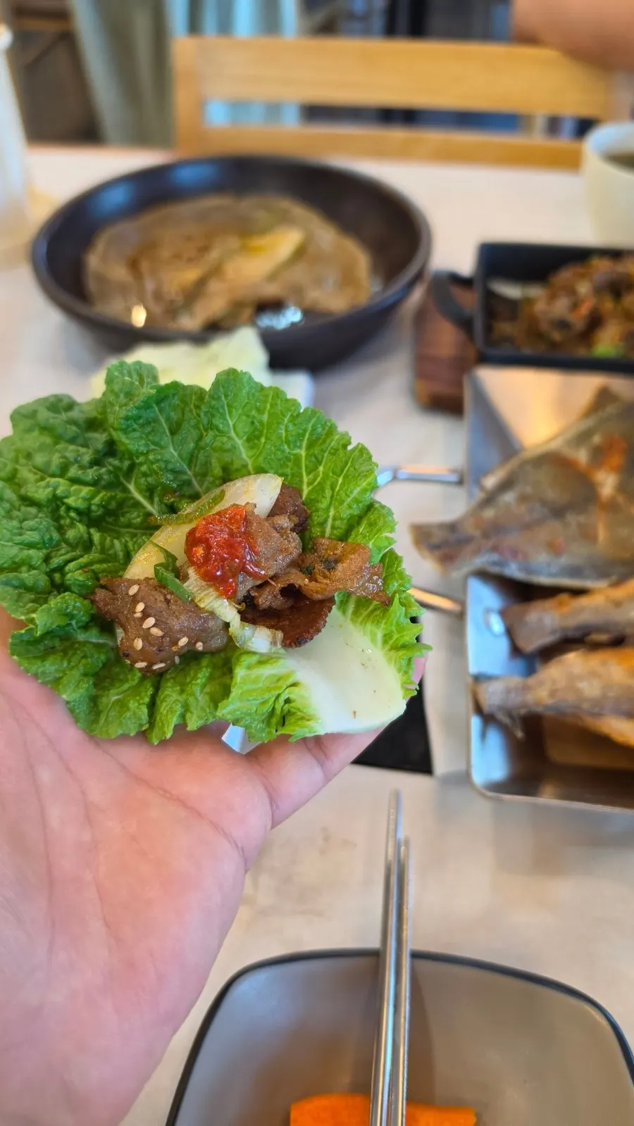 Piring ikan bakar yang matang kecoklatan