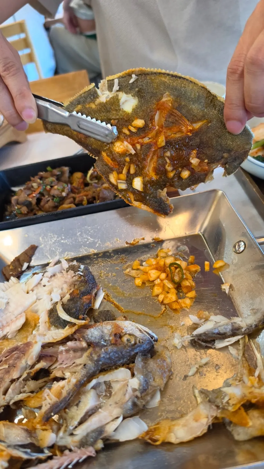 Ikan bakar yang dijaga tetap hangat di atas plat khusus induksi