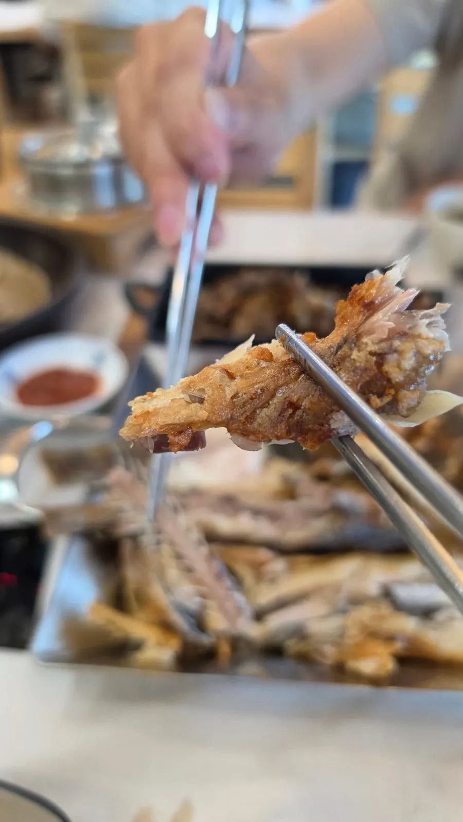 Kombinasi direct-fire bulgogi yang dipotong gunting dengan ikan bakar