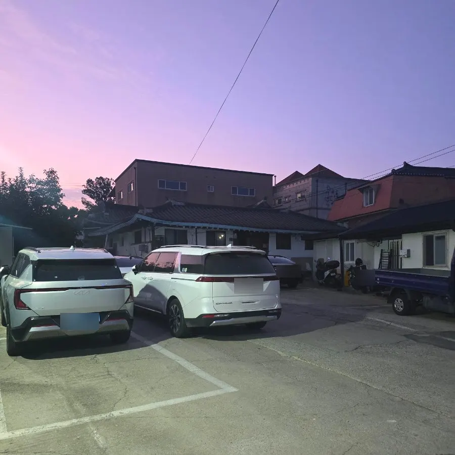 Exterior and parking lot of Min Cook Apbadang Seongsa on Heungdo-ro 415beon-gil