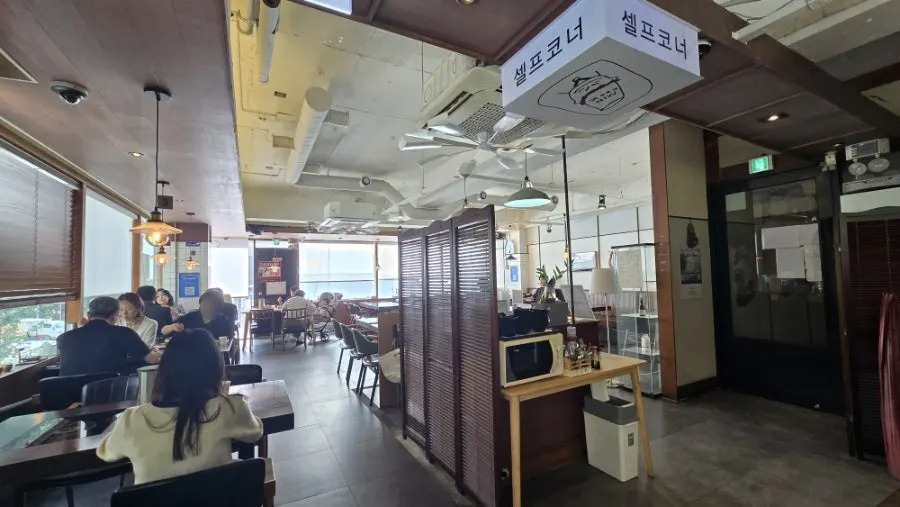 깔끔하게 정돈된 민쿡다시마 매장 내부