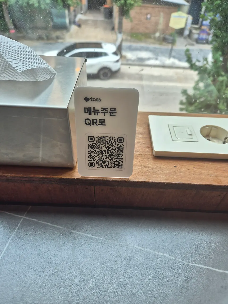 Water and QR ordering notice set out at the table