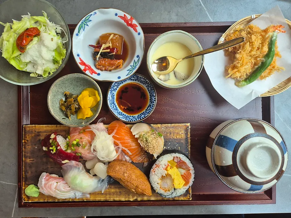 Full spread of the sushi set course at Min Cook Dasima