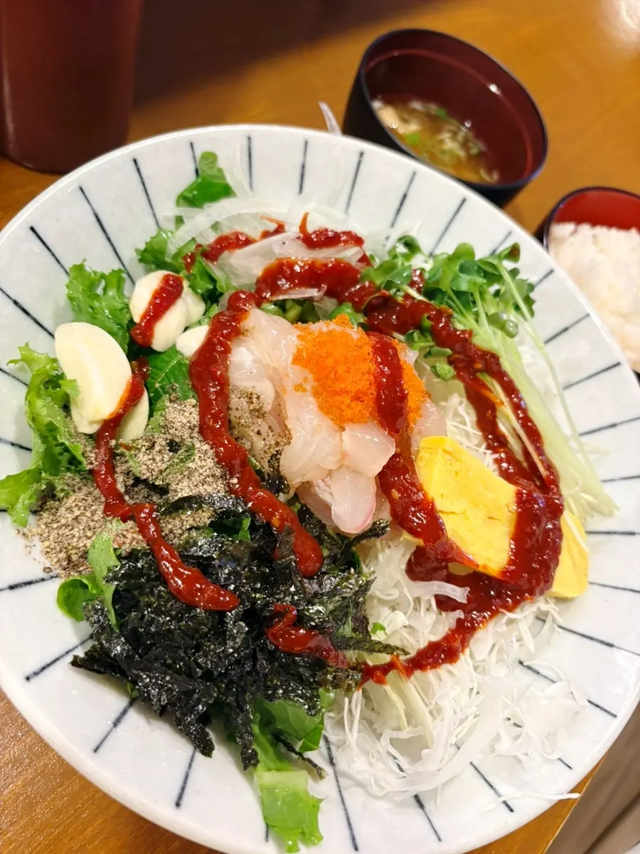광어회와 날치알이 올라간 광어회덮밥 특