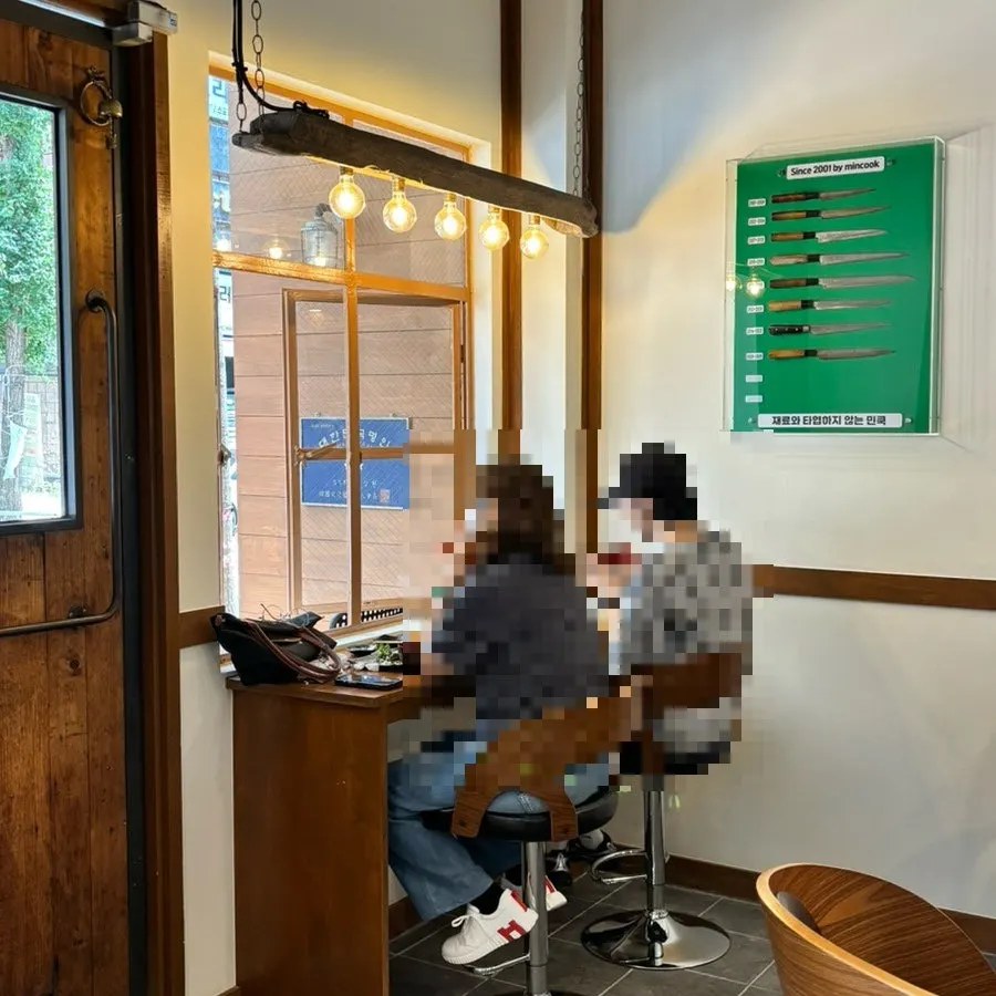 일반 테이블 좌석과 깔끔한 실내