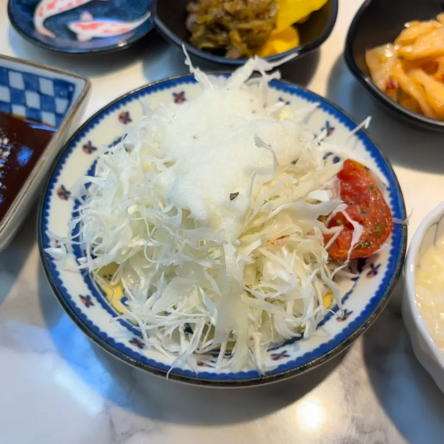 수제 소스를 곁들인 샐러드와 밑반찬