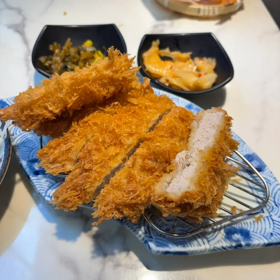 두툼하게 썰린 돈카츠 단면