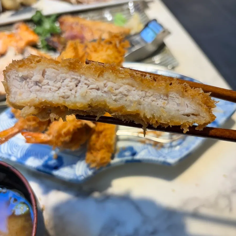 새우튀김을 올린 돈카츠 접시