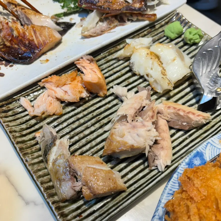 가시를 발라 종류별로 놓은 생선살