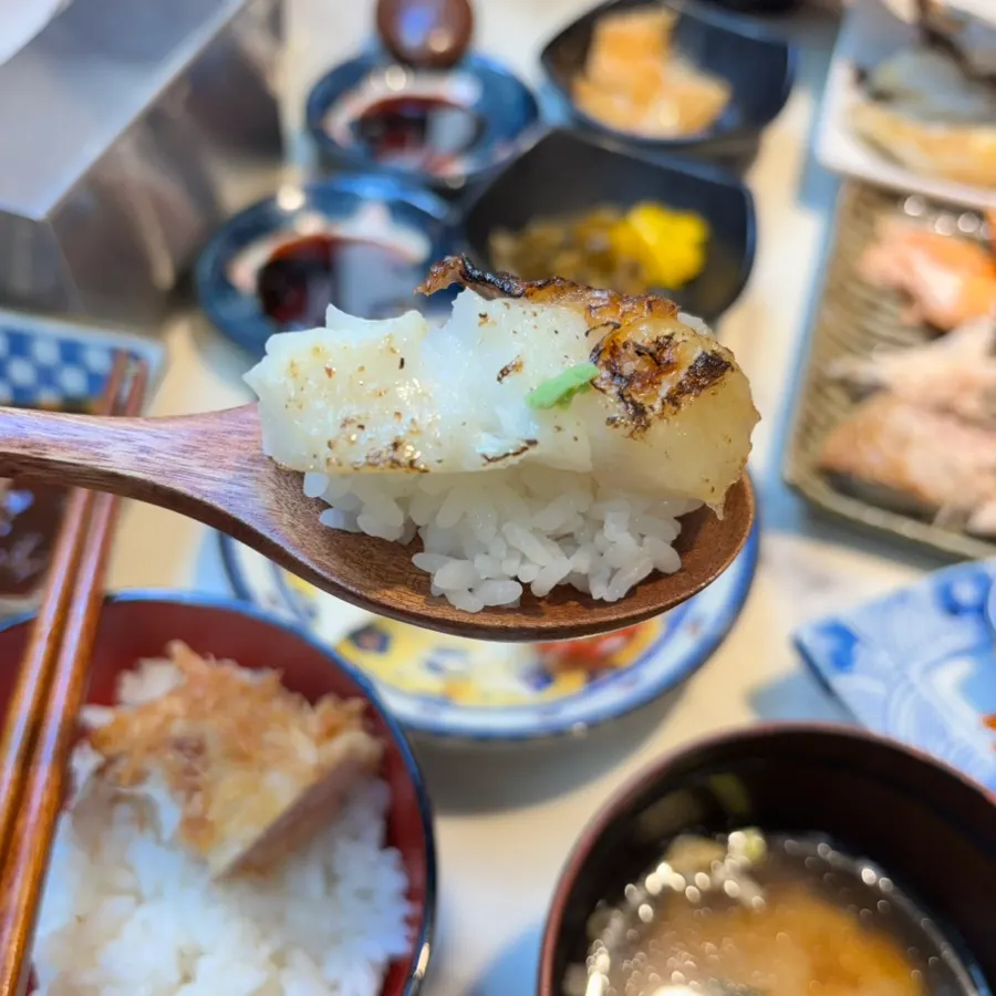 와사비를 올린 메로구이와 밥