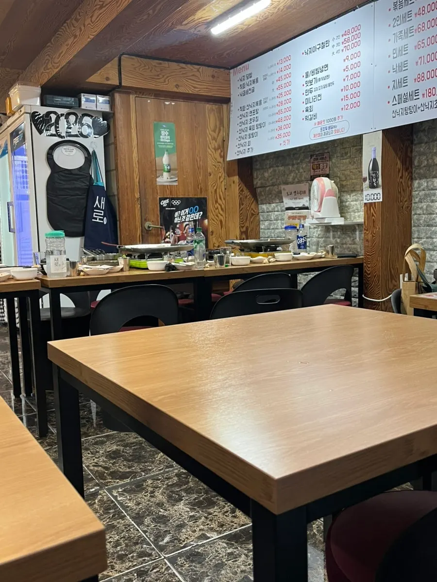 민낙지 내부 좌석과 단체석