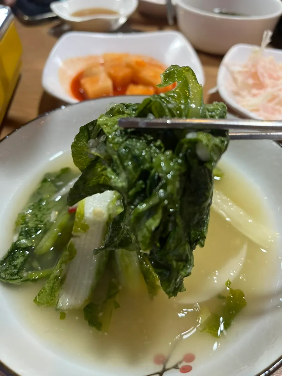 넉넉하게 나온 미역국과 밑반찬 상차림