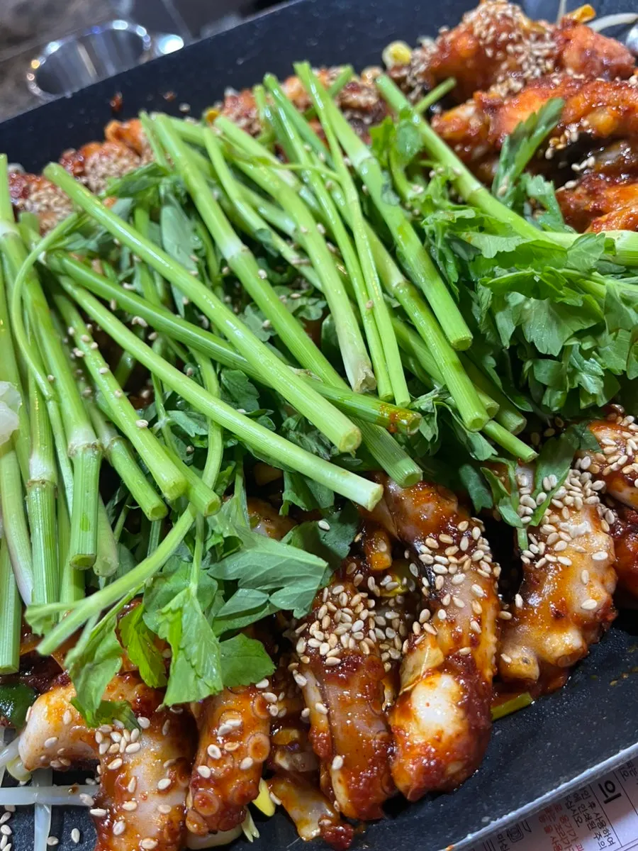 미나리를 잘라 올린 낙지아구철판
