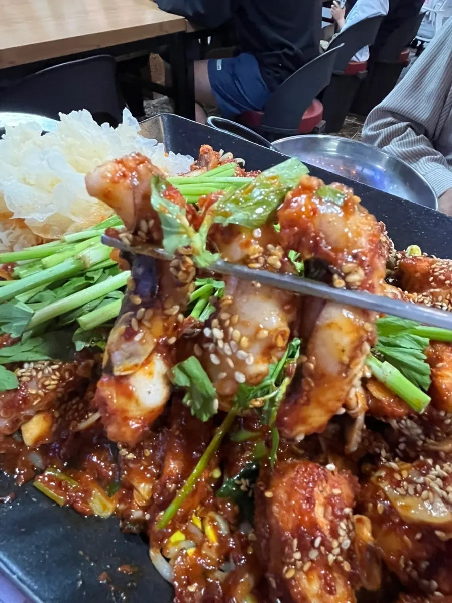 철판에 구워진 통통한 낙지