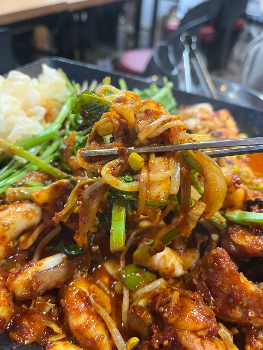 낙지와 아구, 채소를 한 번에 담은 한 입