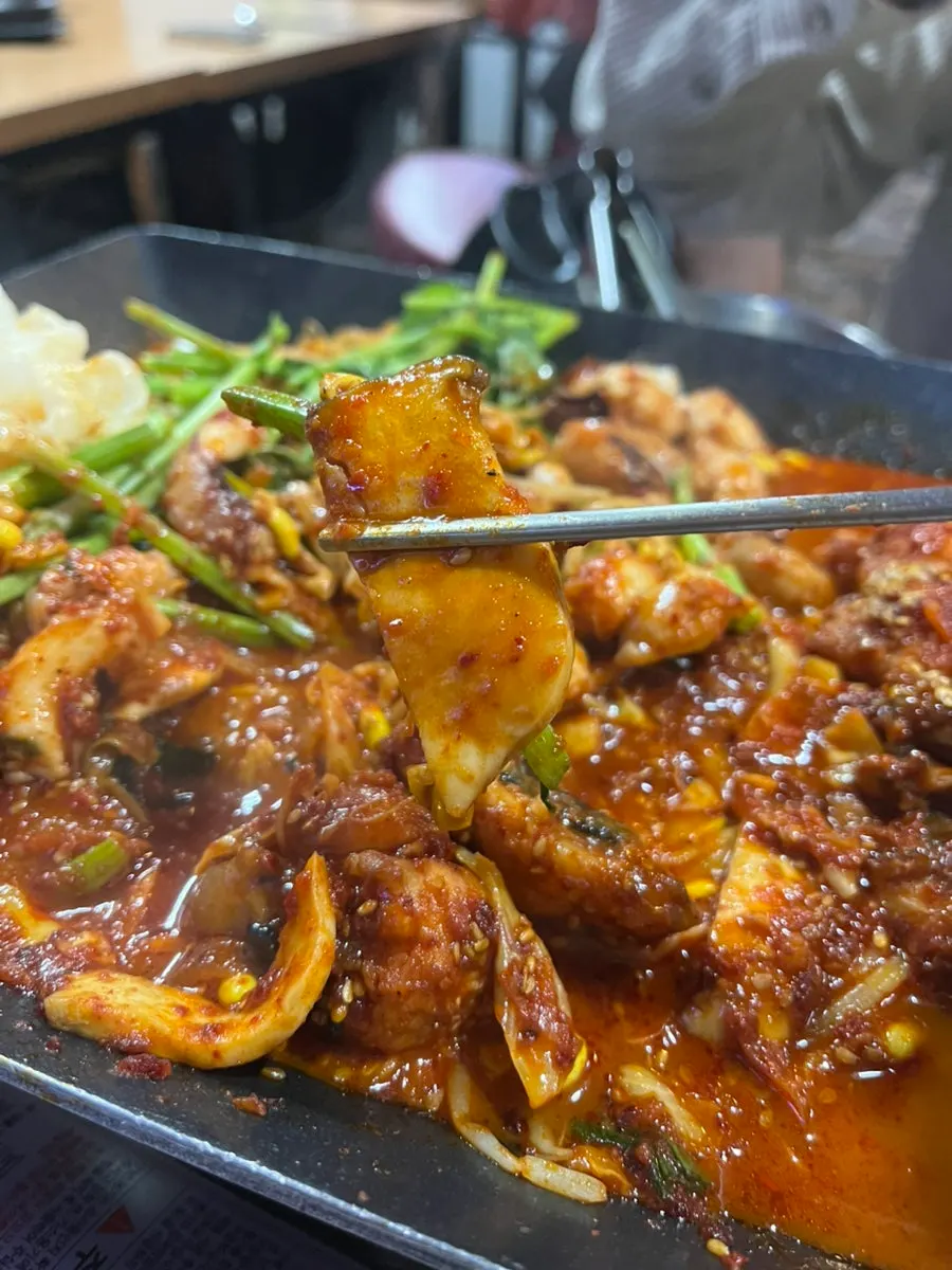 철판 위 낙지와 아삭한 채소