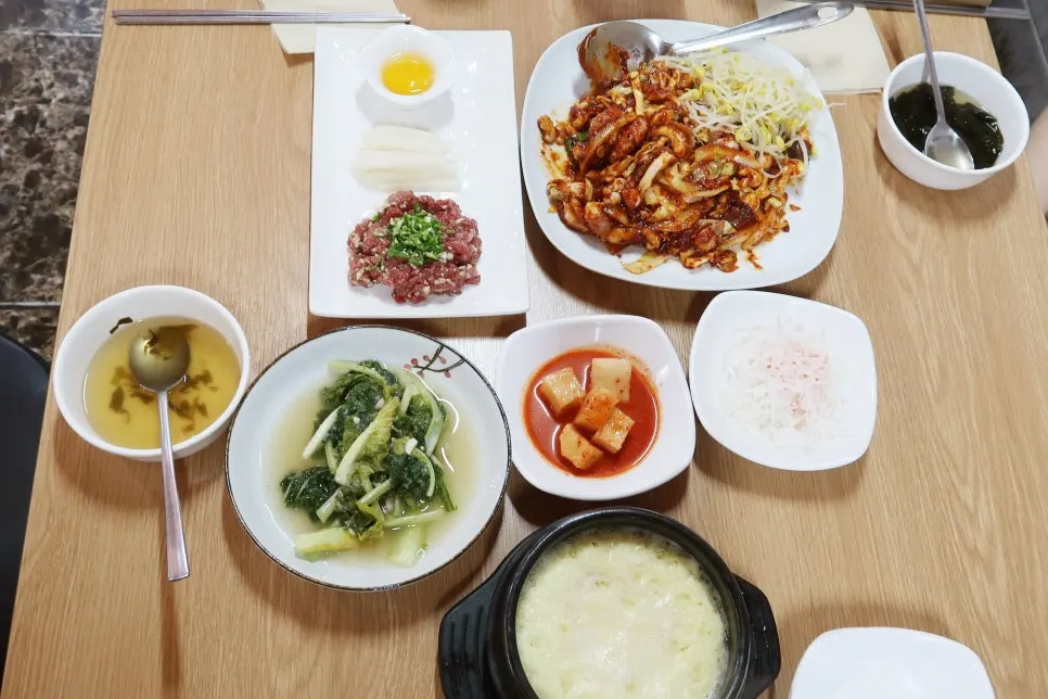Basic side dishes of salad, radish, and eolgali kimchi
