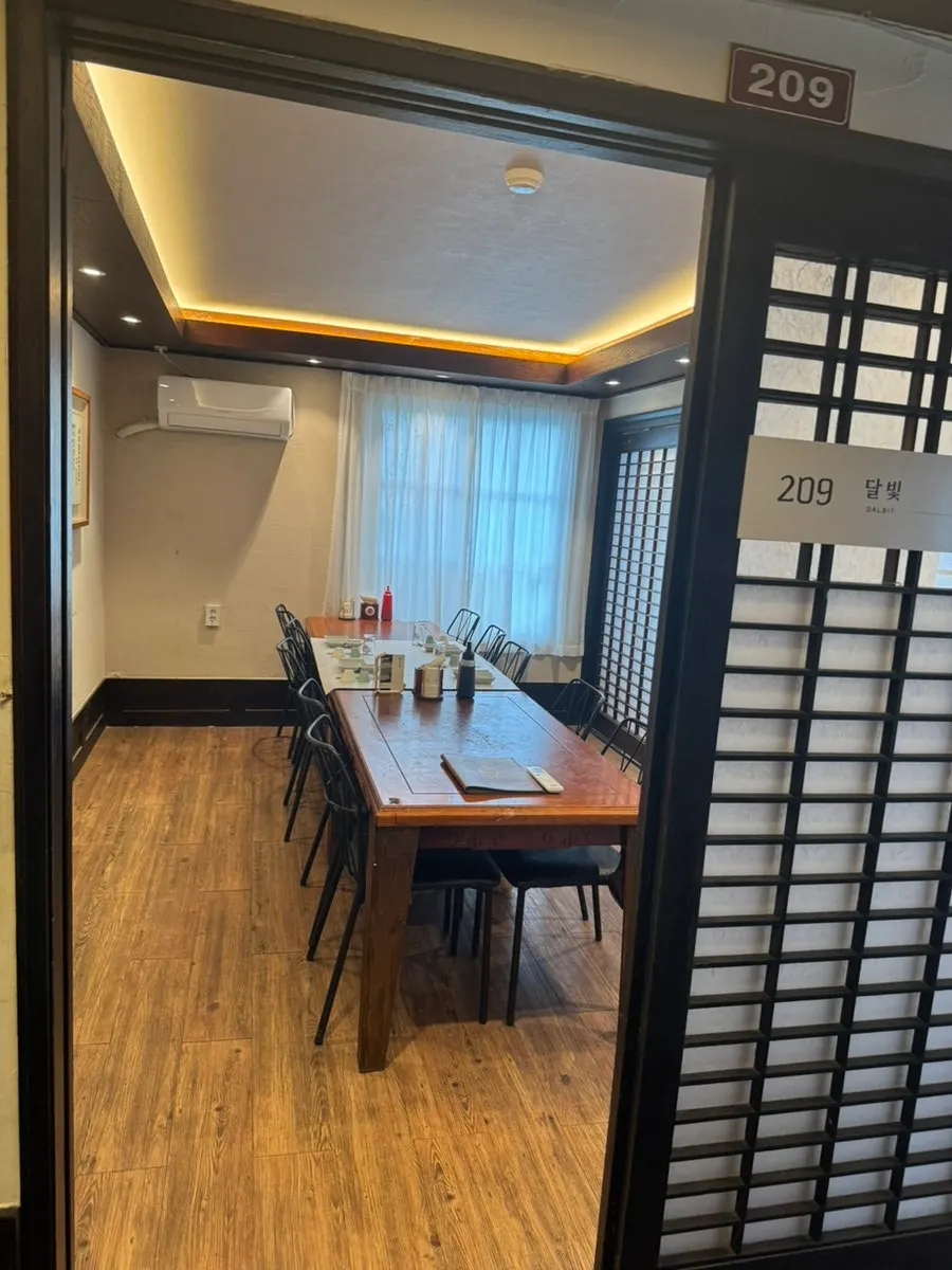 민락동 횟집 방파제 외관과 주변 거리