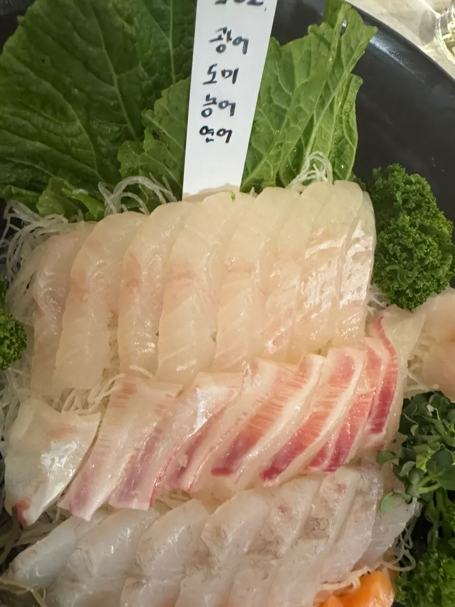 여러 종류가 담긴 제철모듬회 접시
