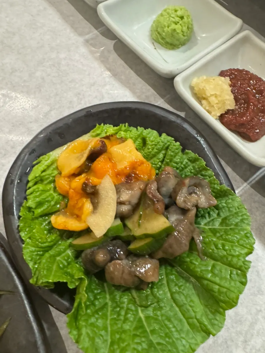 제철모듬회 회 한 점 클로즈업