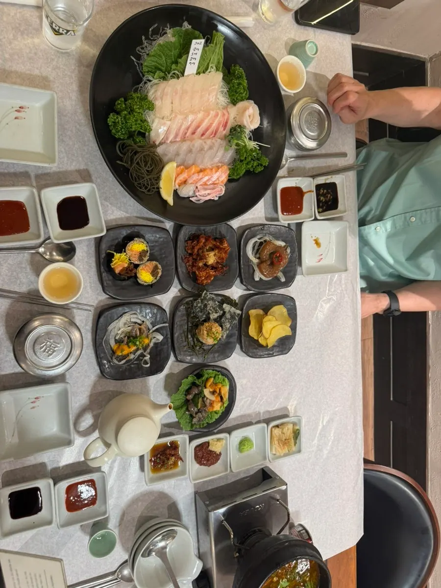 초장과 간장에 찍어 먹는 회