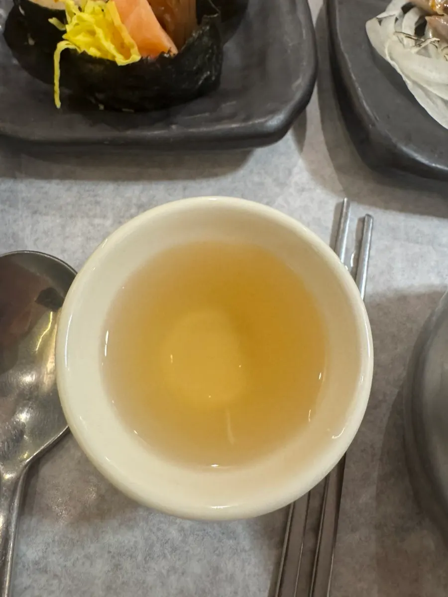 방파제 제철모듬회 접시 근접 사진