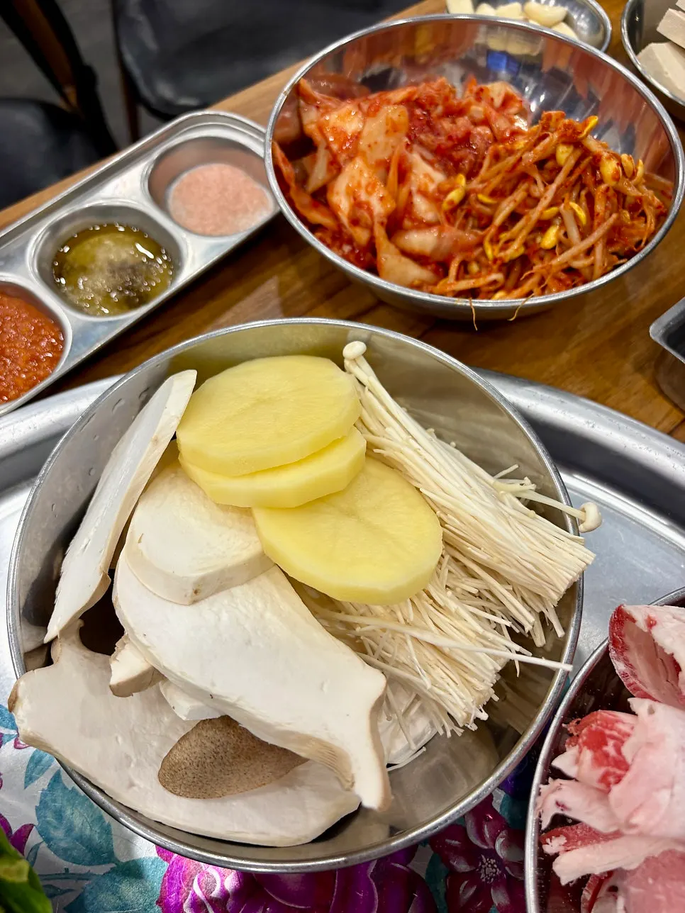 Scallion salad, kimchi, bean sprouts and other side dishes