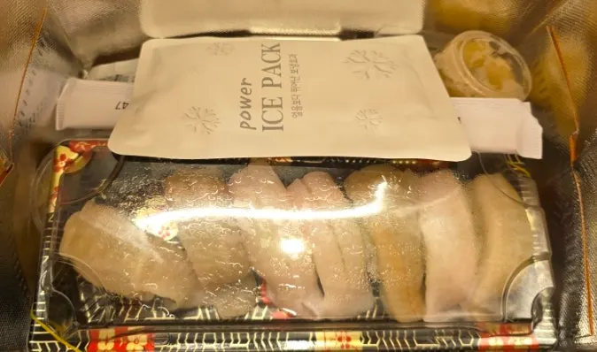 아이스팩과 찬이 함께 담긴 포장