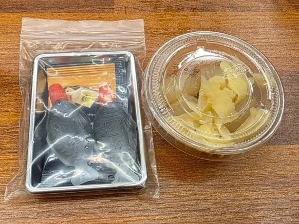 초생강과 간장, 와사비가 담긴 기본 반찬 키트