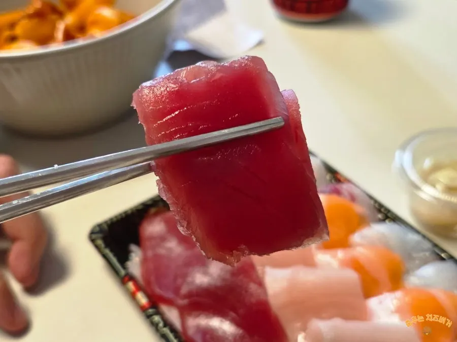 1-person sashimi with several kinds of raw fish