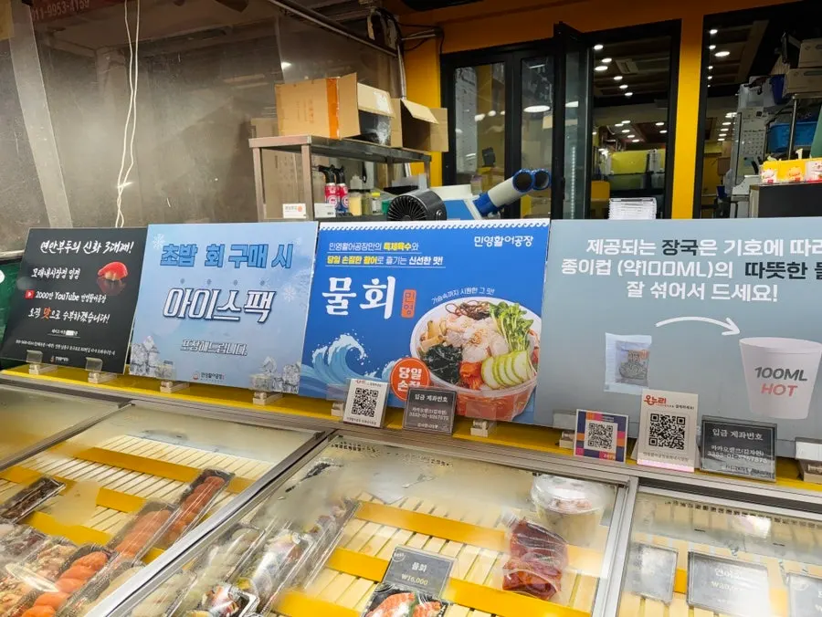 갈릭새우초밥과 생연어초밥 등 단품 초밥 진열
